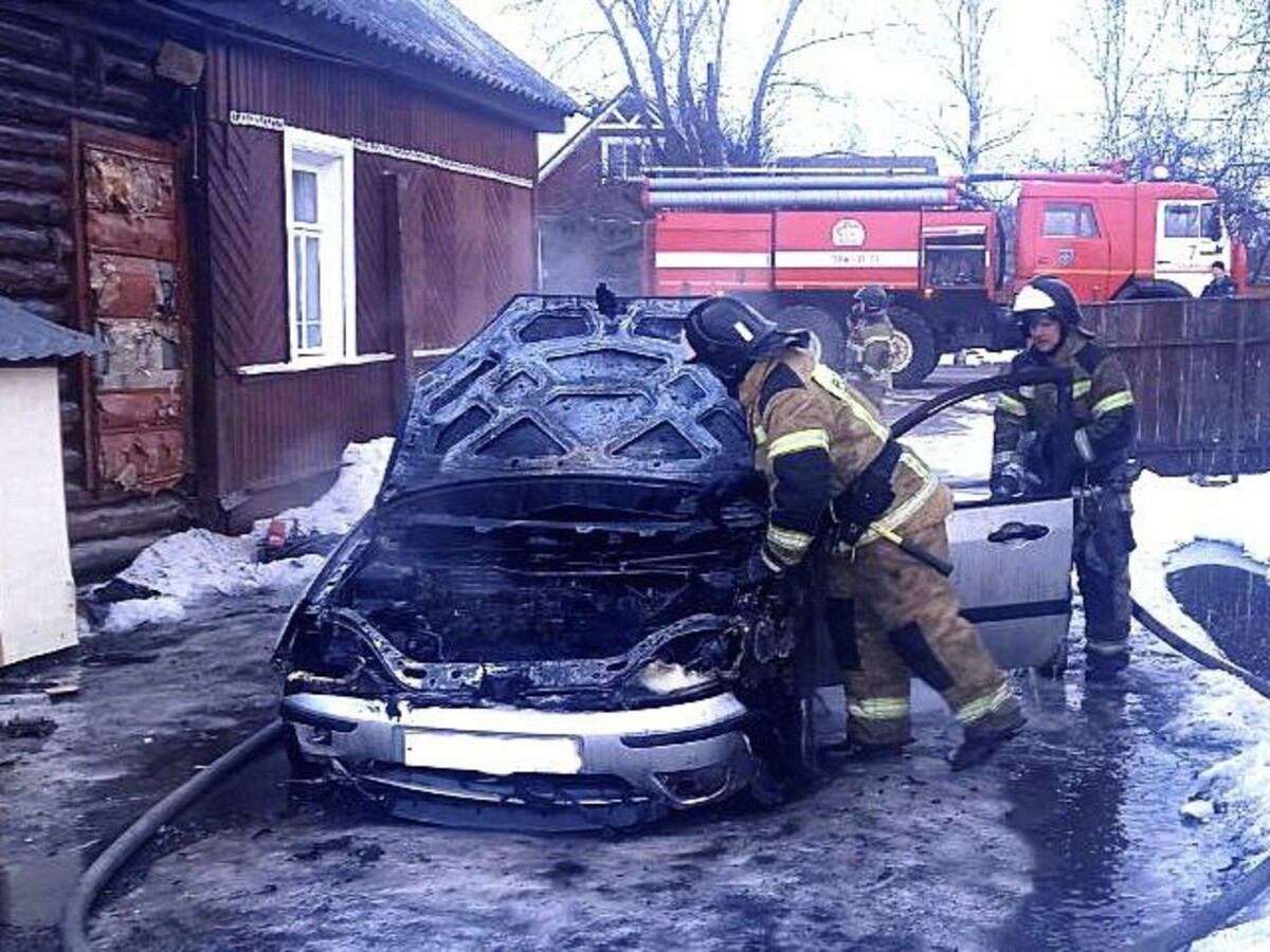 В Старой Руссе сгорел легковой автомобиль