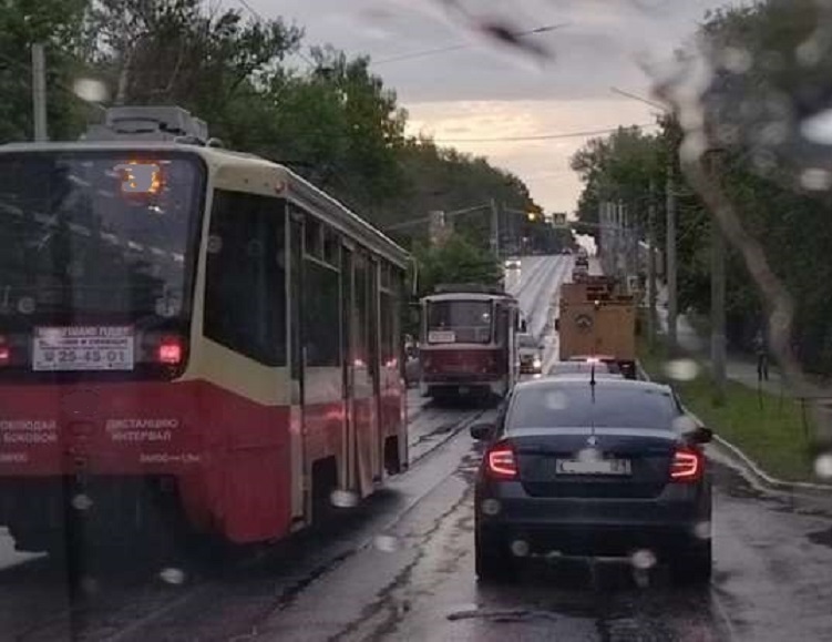 В Туле пассажиры трамвая отодвинули машину, чтобы «рогатый» смог проехать