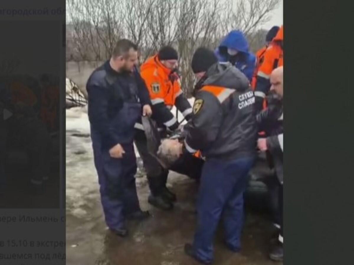 Из проруби в озере Ильмень сотрудники МЧС спасли рыбака