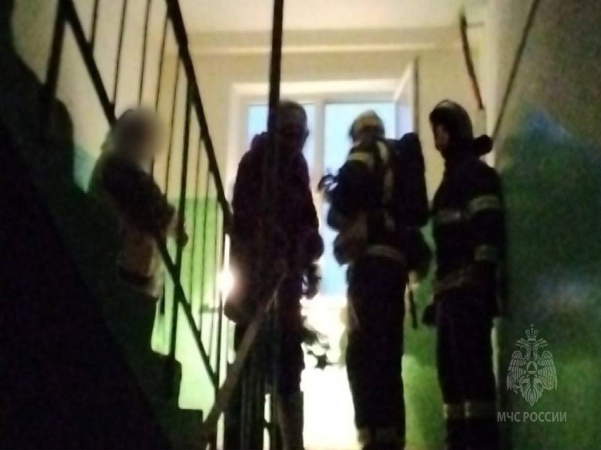 В Иванове мать с детьми оказались в огненной западне в горящей пятиэтажке