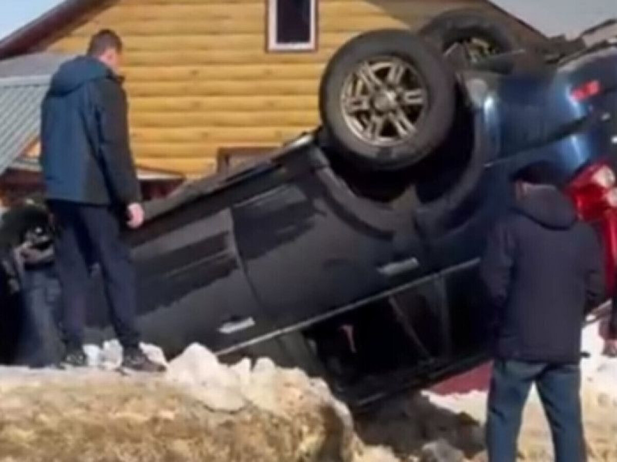 В Рязанской области в городе Сасово внедорожник опрокинулся на крышу