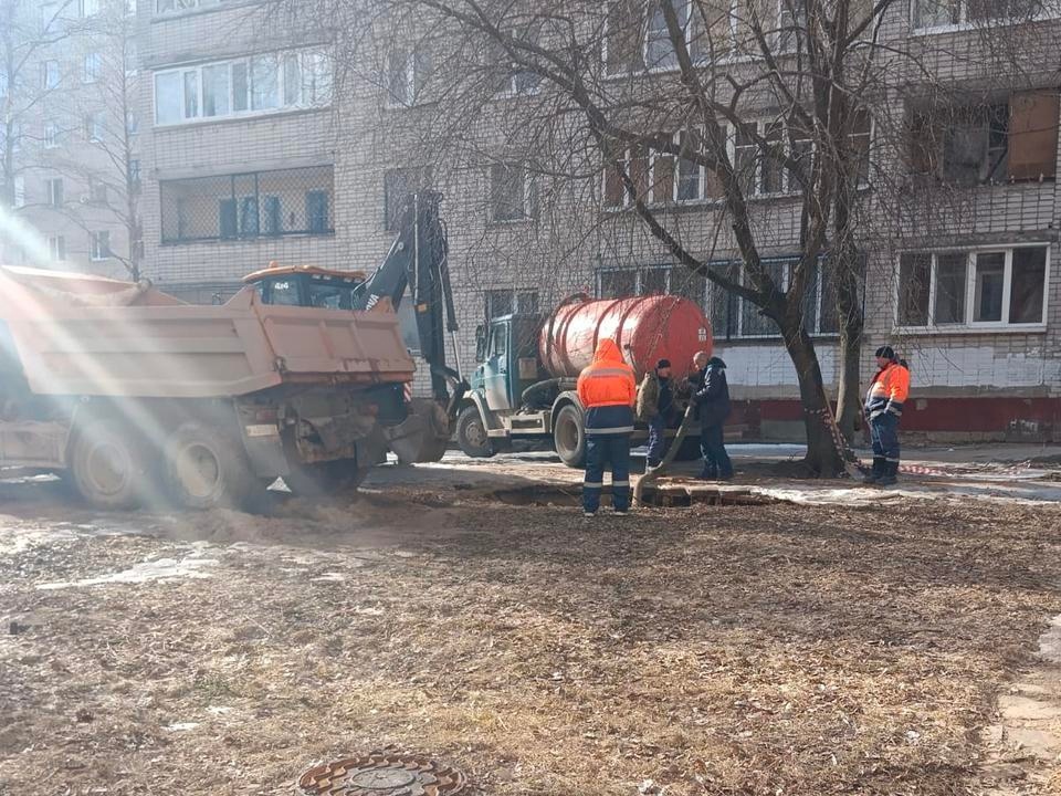 Вода бьет из-под земли: в Смоленске на Николаева произошла коммунальная авария