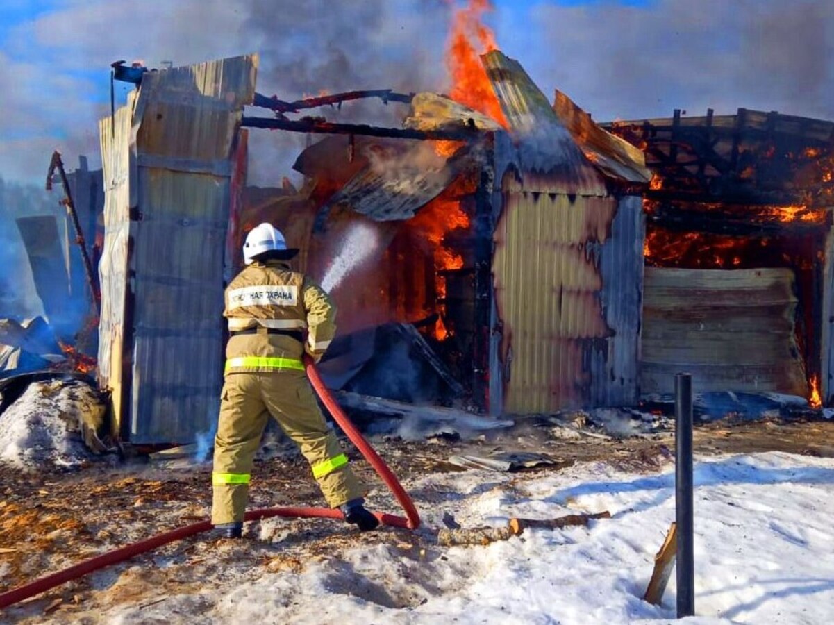 «Болотоход успели оттолкать»: под Смоленском произошел крупный гаражный пожар