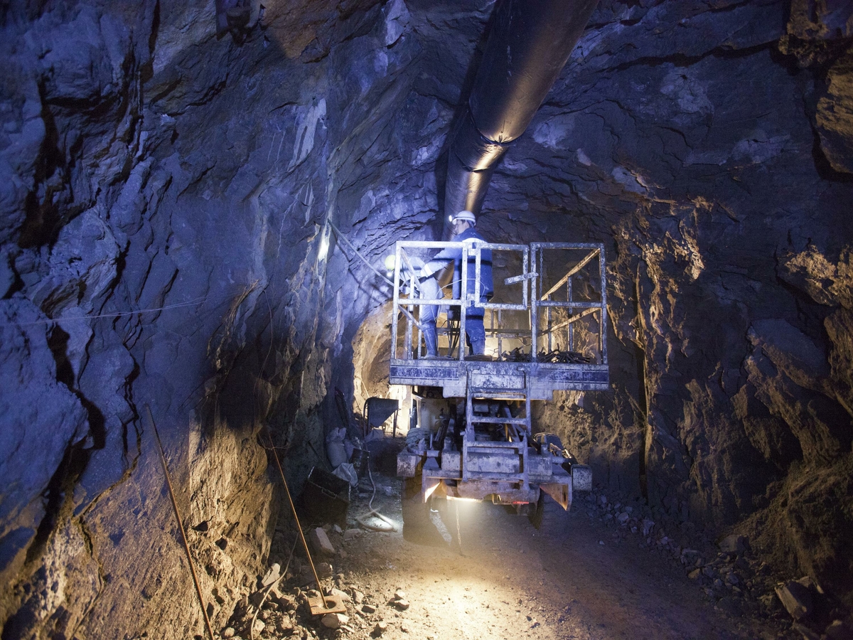 Горняки шахта рудник