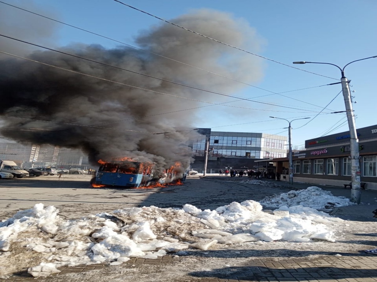 Днем в четверг, 7 марта, в Рязани сгорел троллейбус возле 11 больницы