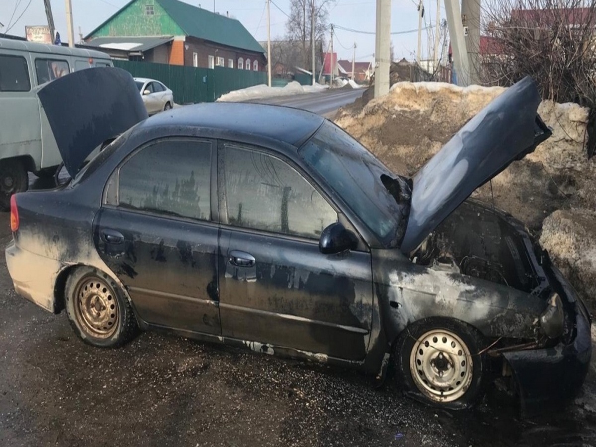 В городе Сасово Рязанской области неподалеку от заправки начал гореть легковой автомобиль