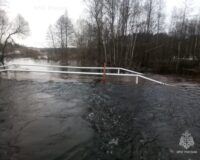 В Смоленской области участок дороги с мостом ушел под воду из-за паводка