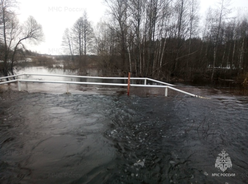 В Смоленской области участок дороги с мостом ушел под воду из-за паводка