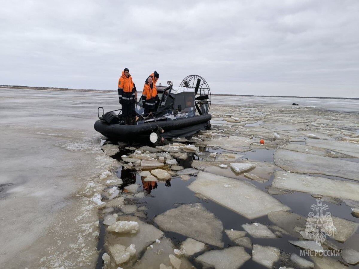 На новгородском озере Ильмень спасли рыбака, но двое других утонули