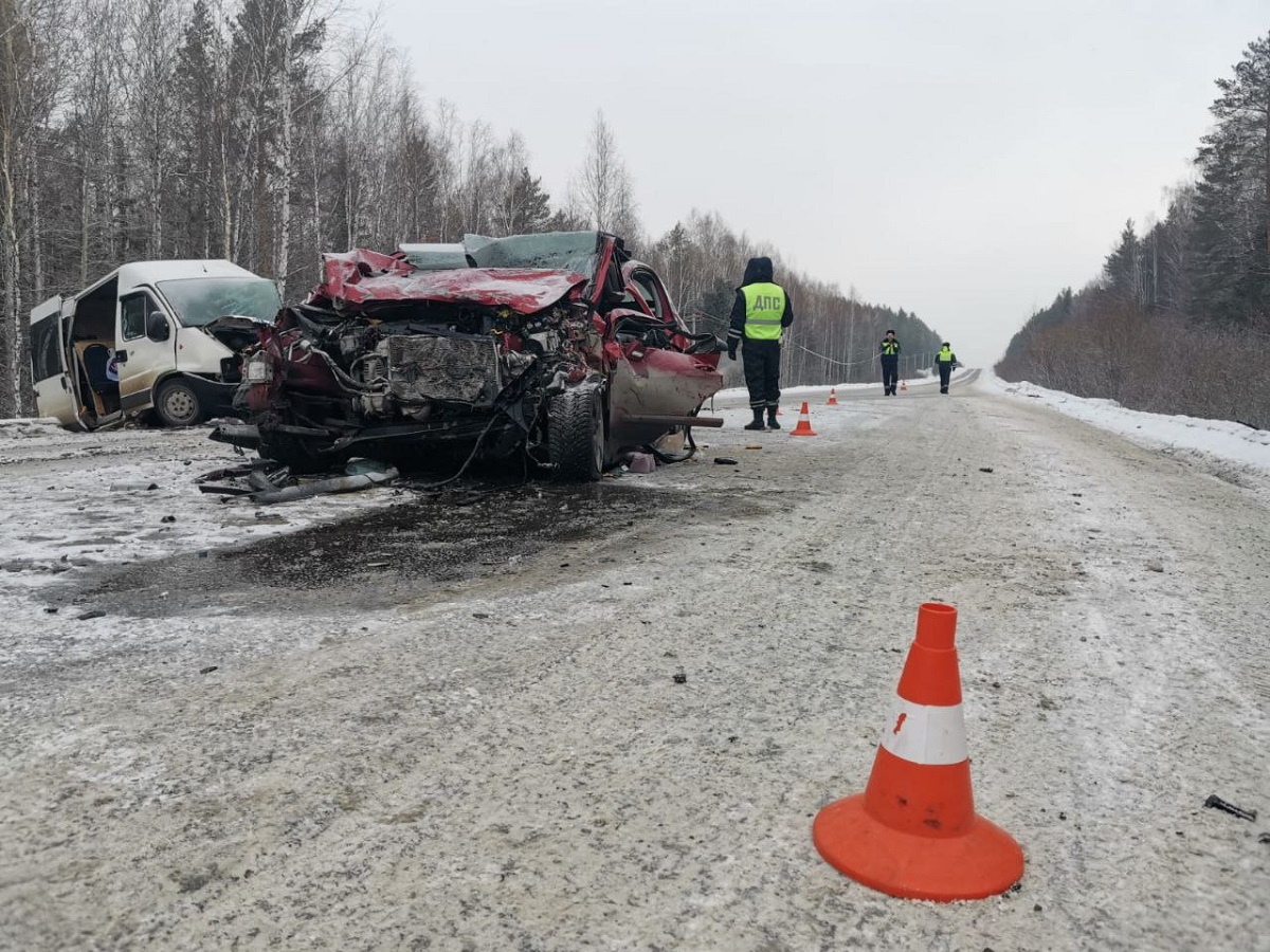 Легковушка вылетела на встречку