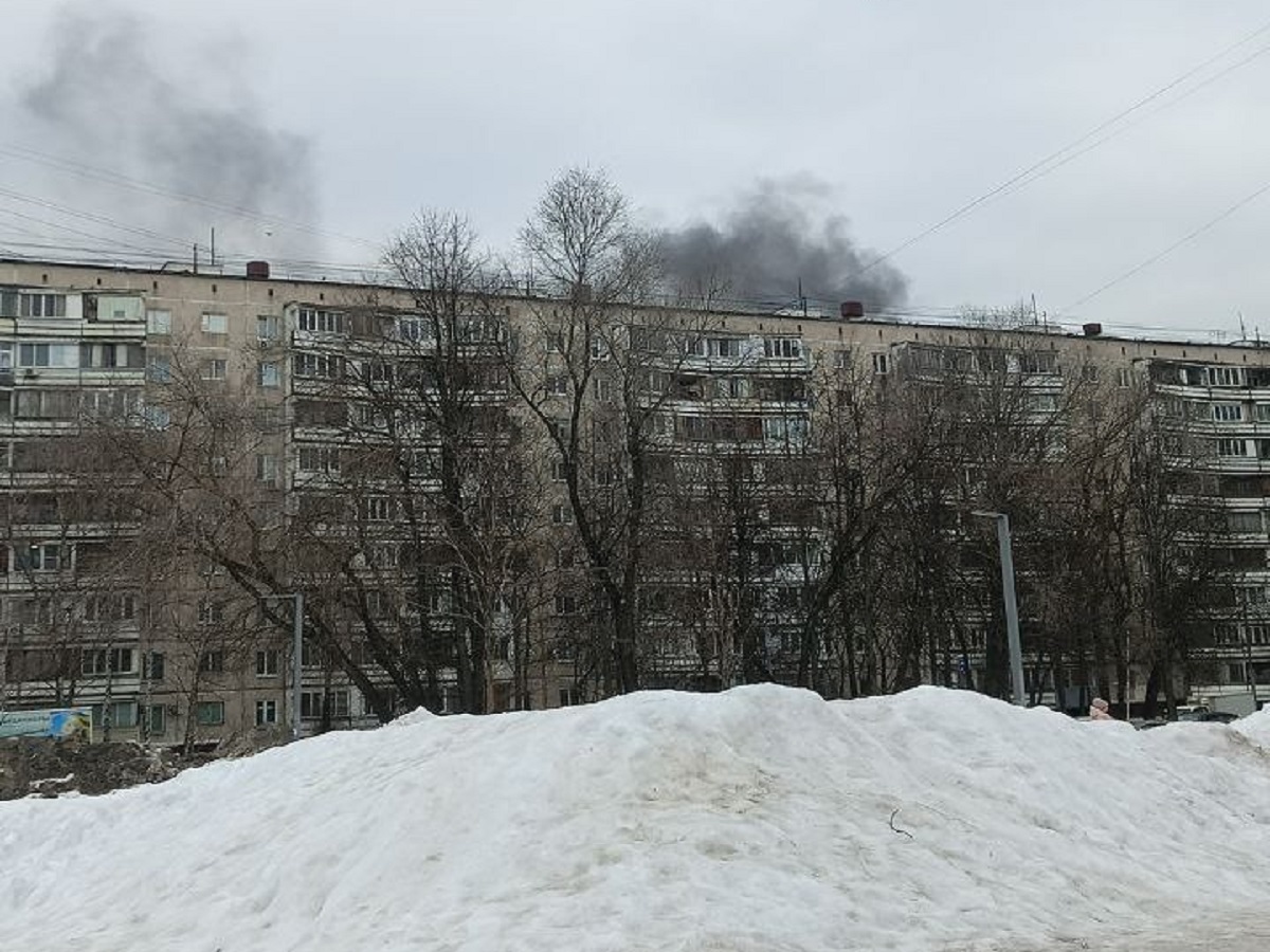 Многоэтажку заволокло дымом