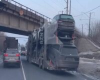 В городе Рязани на Южной окружной дороге под мостом застрял груженый автовоз