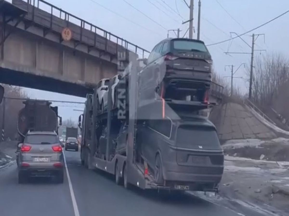 В городе Рязани на Южной окружной дороге под мостом застрял груженый автовоз