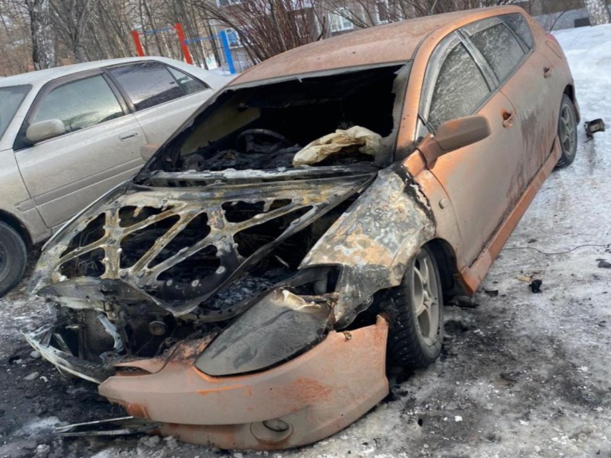 Сгоревший автомобиль. ГУ МВД России по Кемеровской области – Кузбассу