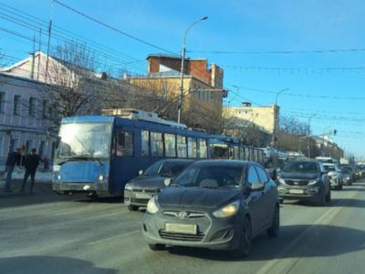 В городе Рязани на Первомайском проспекте образовалась большая пробка из троллейбусов