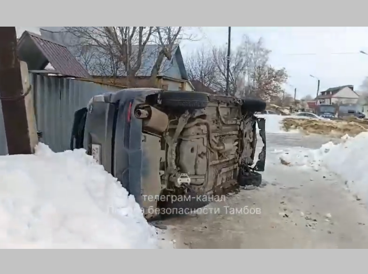 В Тамбове иномарка улетела под калитку частного дома