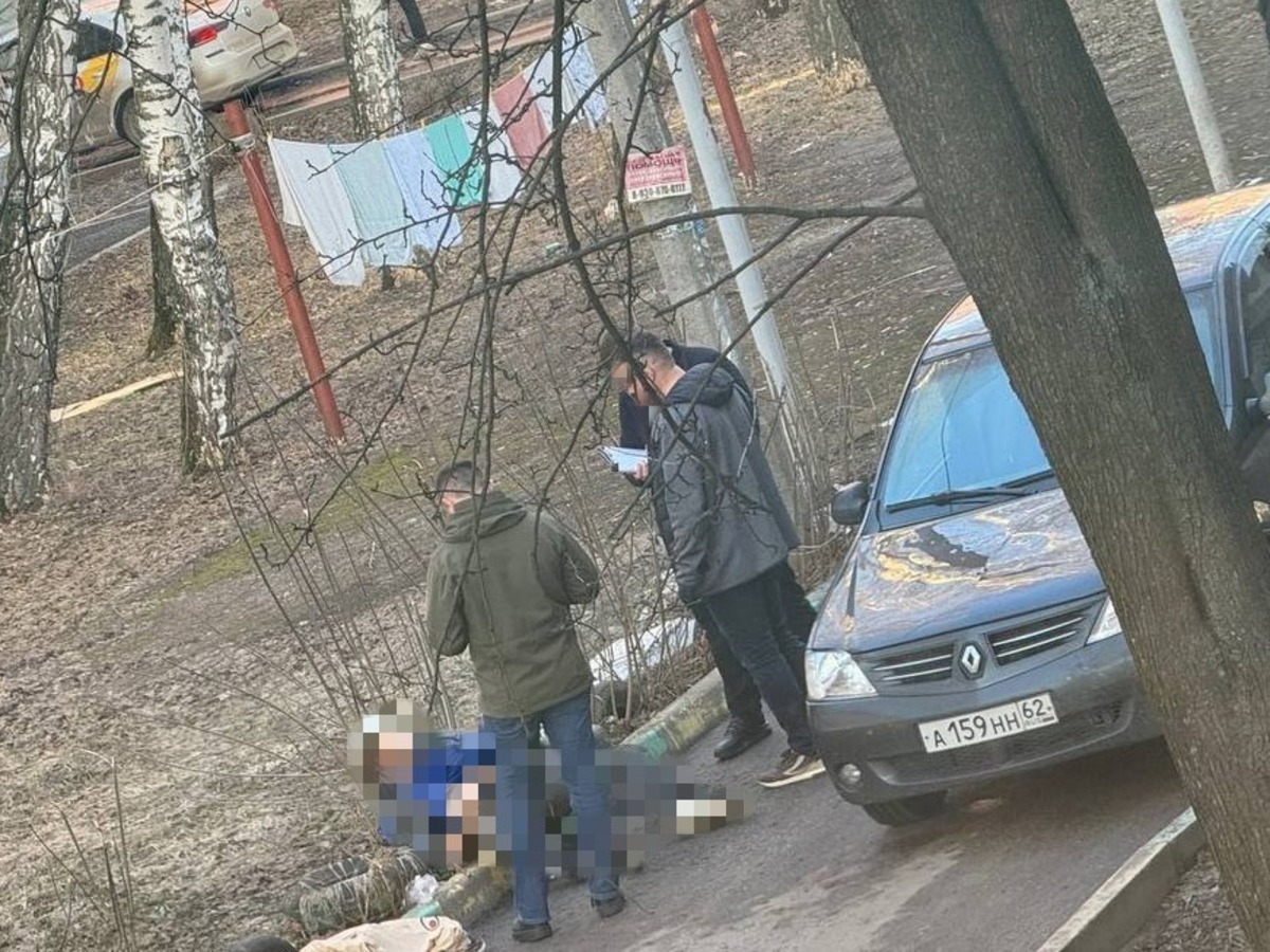 В городе Рязани на улице Великанова местные жители обнаружили тело мужчины