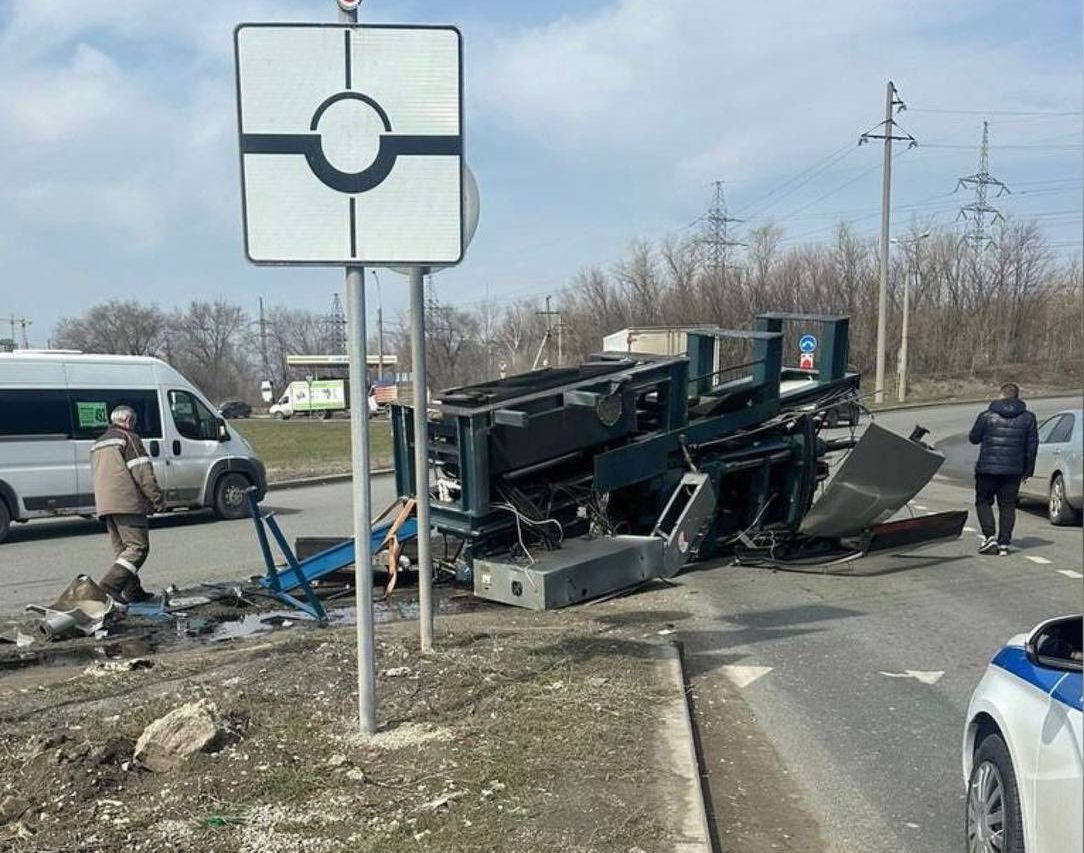 В Самаре на Южном шоссе с кузова КамАЗа упал ценный груз и перегородил  проезд - province.ru