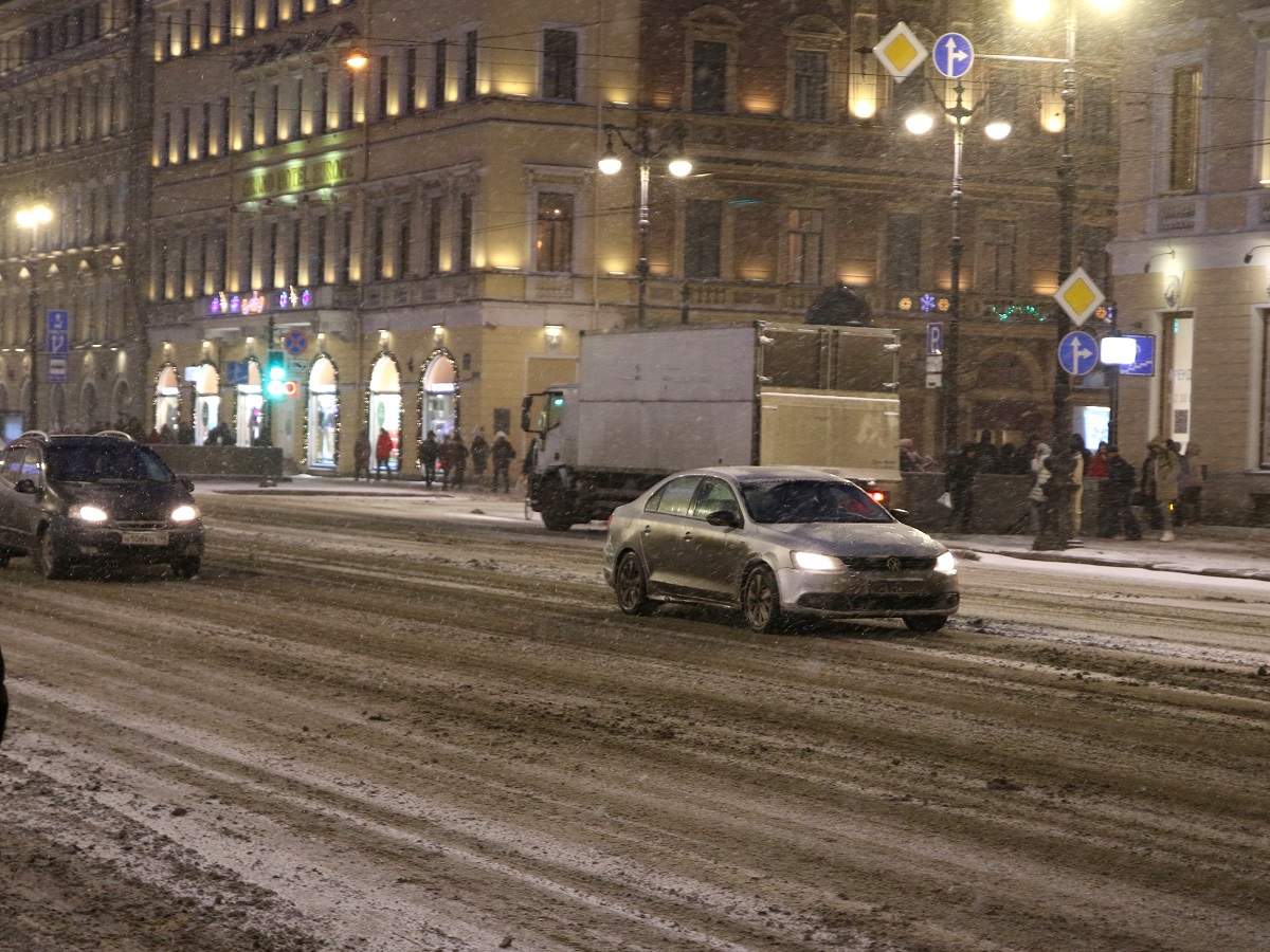От тепла не осталось и следа: Петербург накрыло снегом и ледяным дождем
