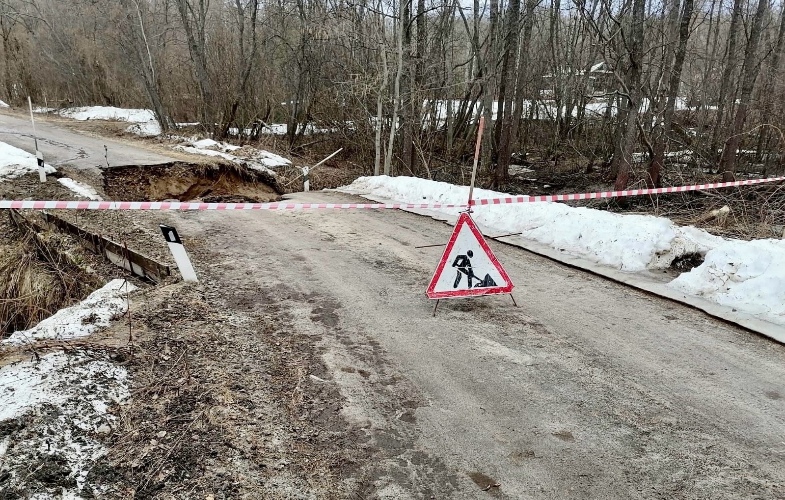 В Южском районе провалилась дорога к деревне Нагорного из-за воды