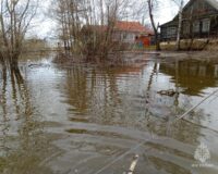 В Холуе вода затопила приусадебные участки и мост