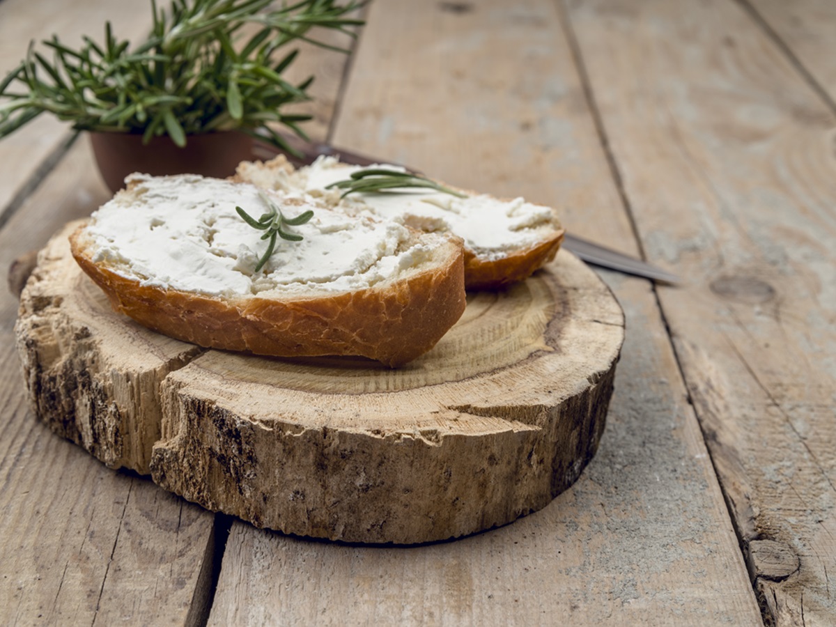 Готовим вкуснейший домашний сыр: забросьте кефир в морозилку - домочадцы будут в восторге