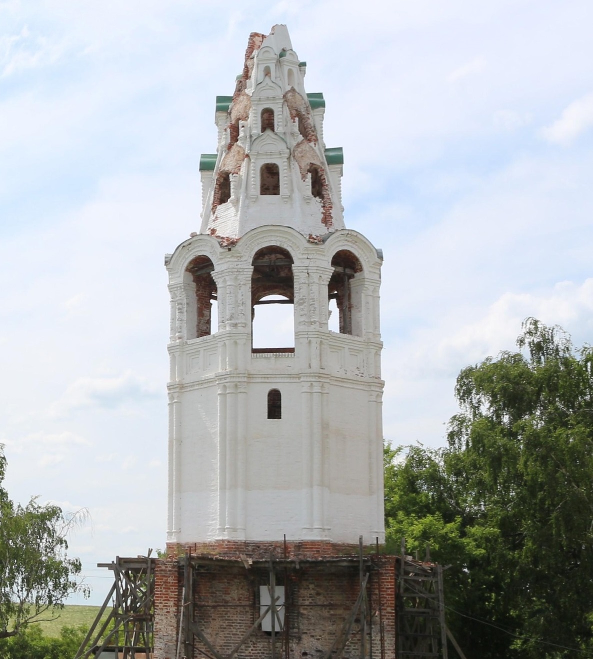 В Ивановской области спасают поврежденную молнией колокольню
