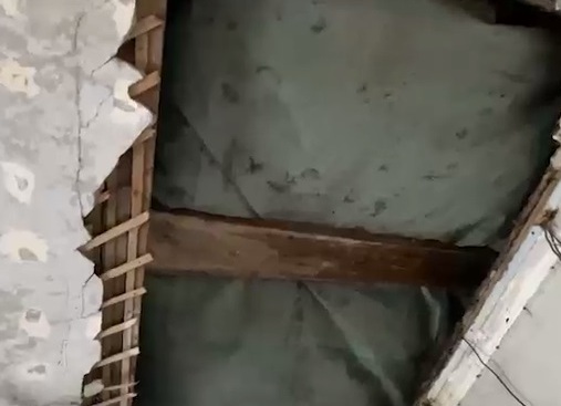 дыра в потолке