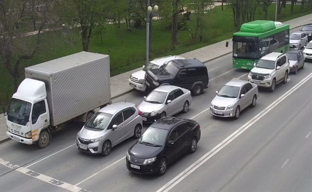 На Сахалине два водителя устроили разборки и таран во время пробки на  дороги - province.ru