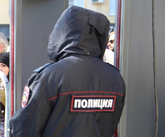Житель Чудова побил полицейских на 40 тысяч рублей