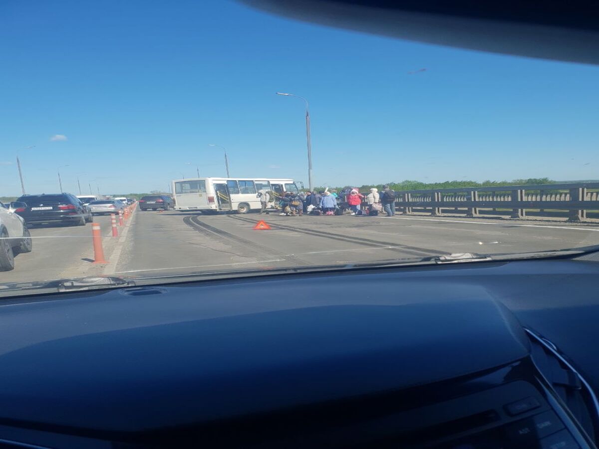 В городе Рязани на Солотчинском мосту занесло автобус с пассажирами