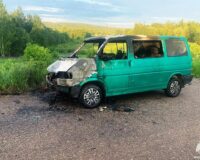 В Смоленске около ТЭЦ-2 загорелся минивэн Volkswagen Transporter