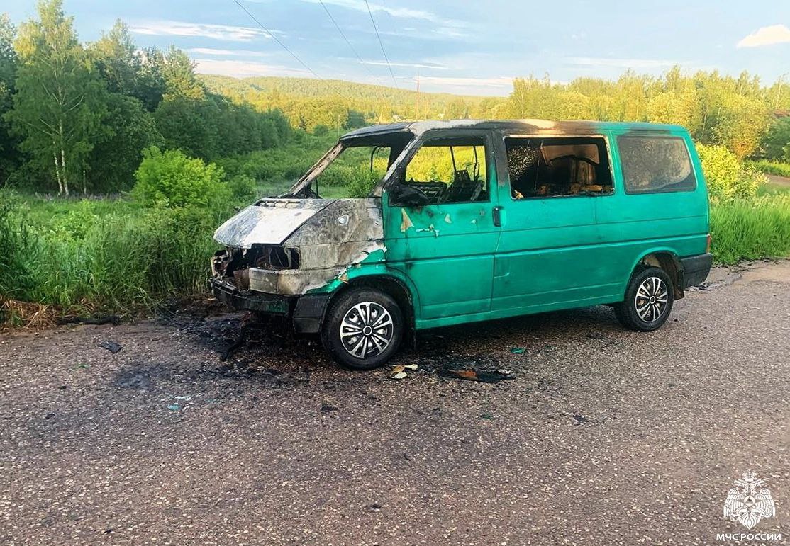 В Смоленске около ТЭЦ-2 загорелся минивэн Volkswagen Transporter