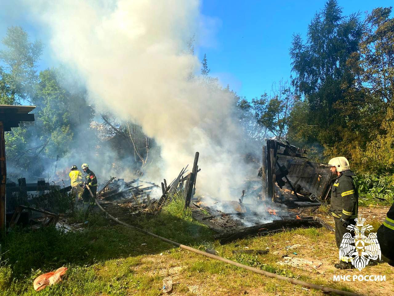 В Смоленске пожар на Гастелло – горят подсобные сооружения