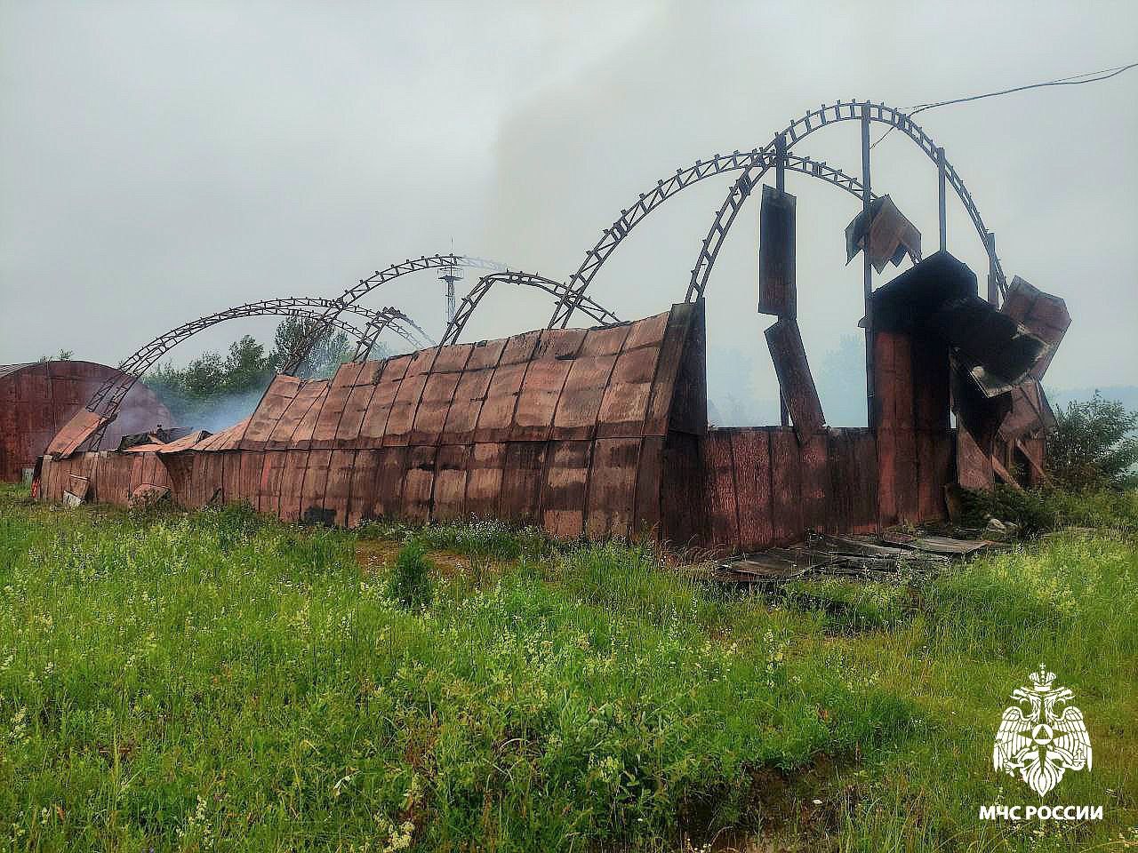 Ангар с тяжелой техникой загорелся на предприятии в Смоленской области