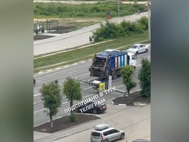 В Туле на проспекте Ленина сбитый мусоровозов столб перекрыл дорогу