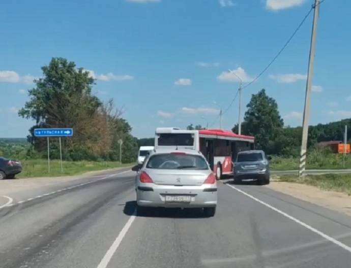 Под Тулой произошло ДТП с пассажирским автобусом и легковушкой