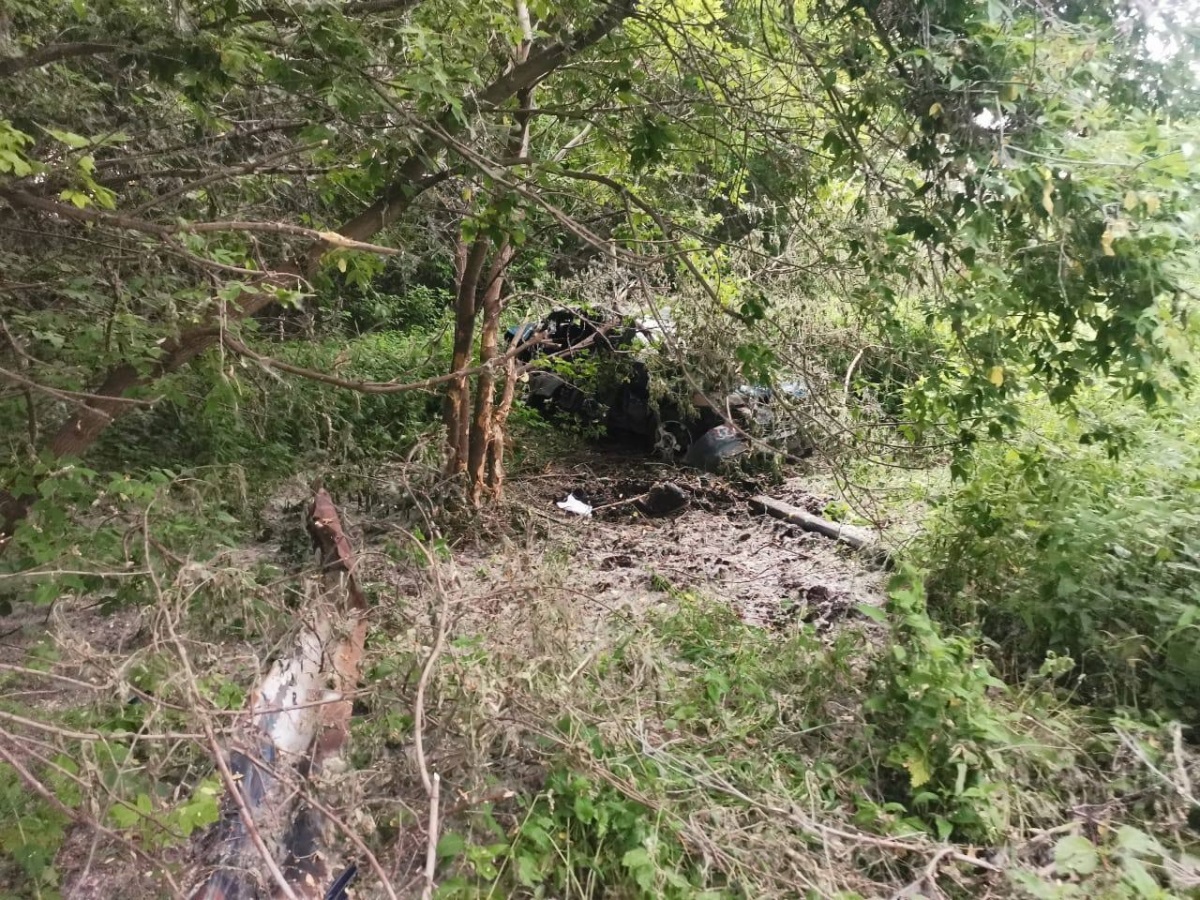 водитель пробил ограждение и погиб при перевороте