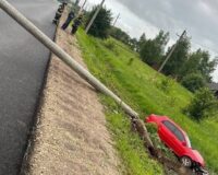 На трассе в Тульской области водитель иномарки снес столб и улетел в кювет