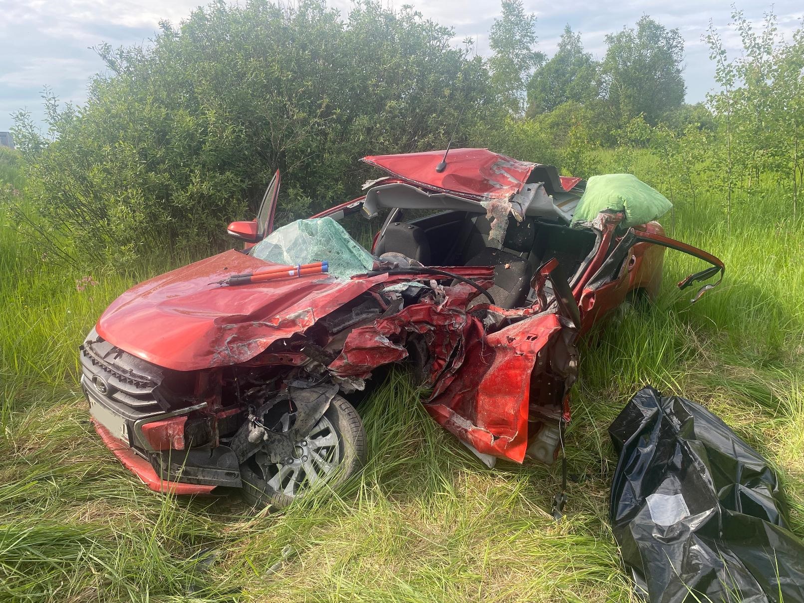 Разорвало колесо: под Смоленском в ДТП с большегрузом погиб водитель «Весты»