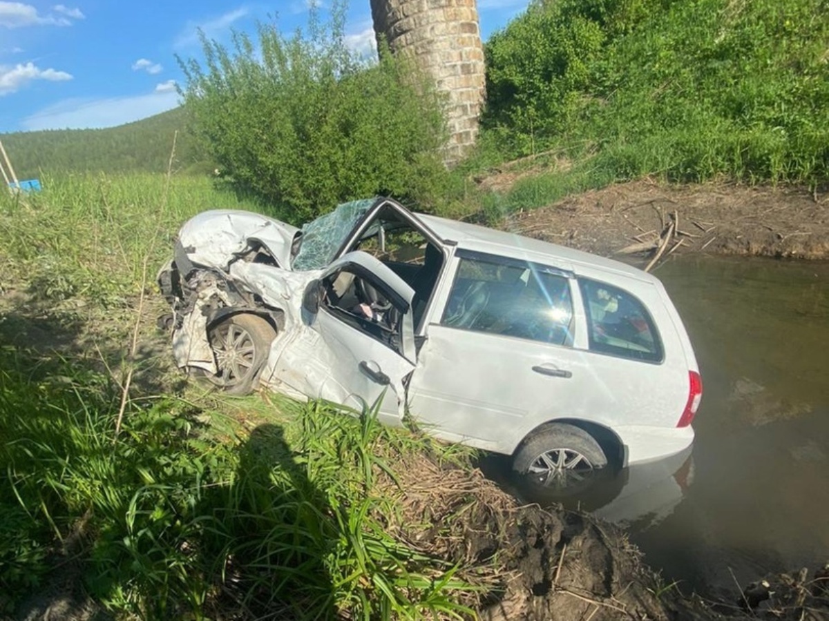 Ребенок пострадал в ДТП с упавшей в воду машиной на дороге Сатка-Бакал -  province.ru