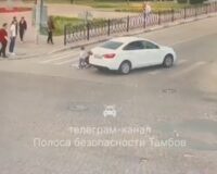 В центре Тамбова на перекрестке «Лада Веста» сбила бабушку и внучку