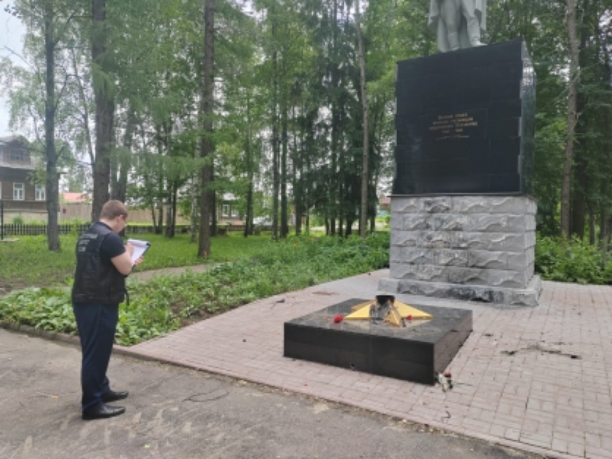 В Ярославской области вандалы повредили мемориал погибшим в Великой  Отечественной войне - province.ru