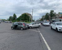 В городе Рязани на улице Циолковского столкнулись два отечественных автомобиля