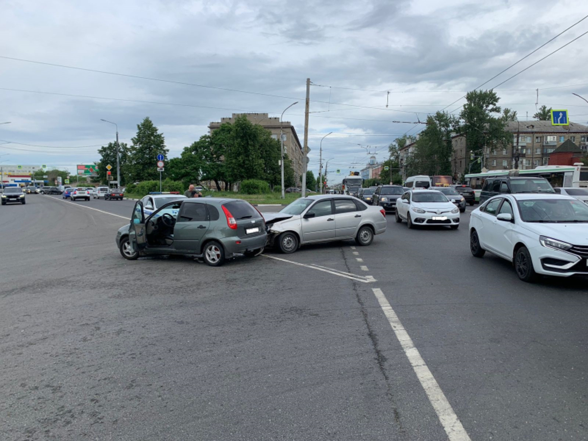 В городе Рязани на улице Циолковского столкнулись два отечественных автомобиля