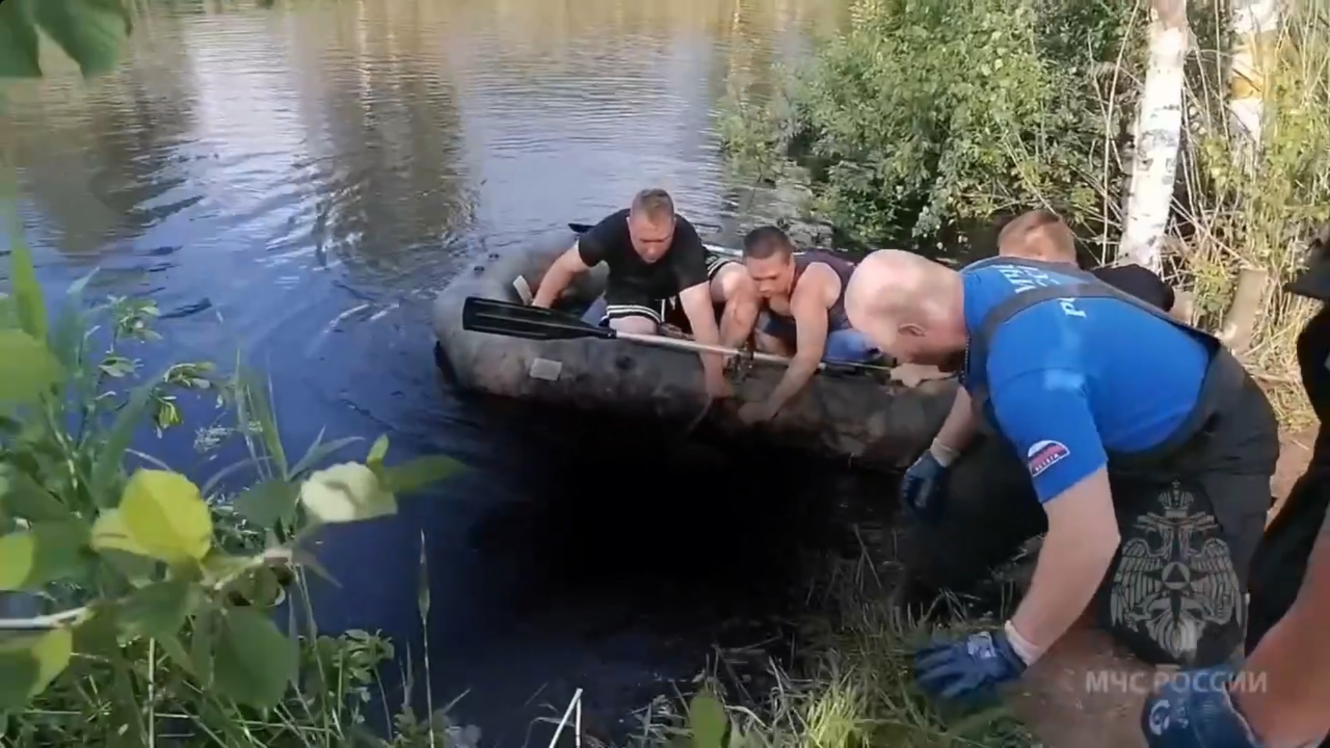 В Заволжске из озера достали тело мужчины
