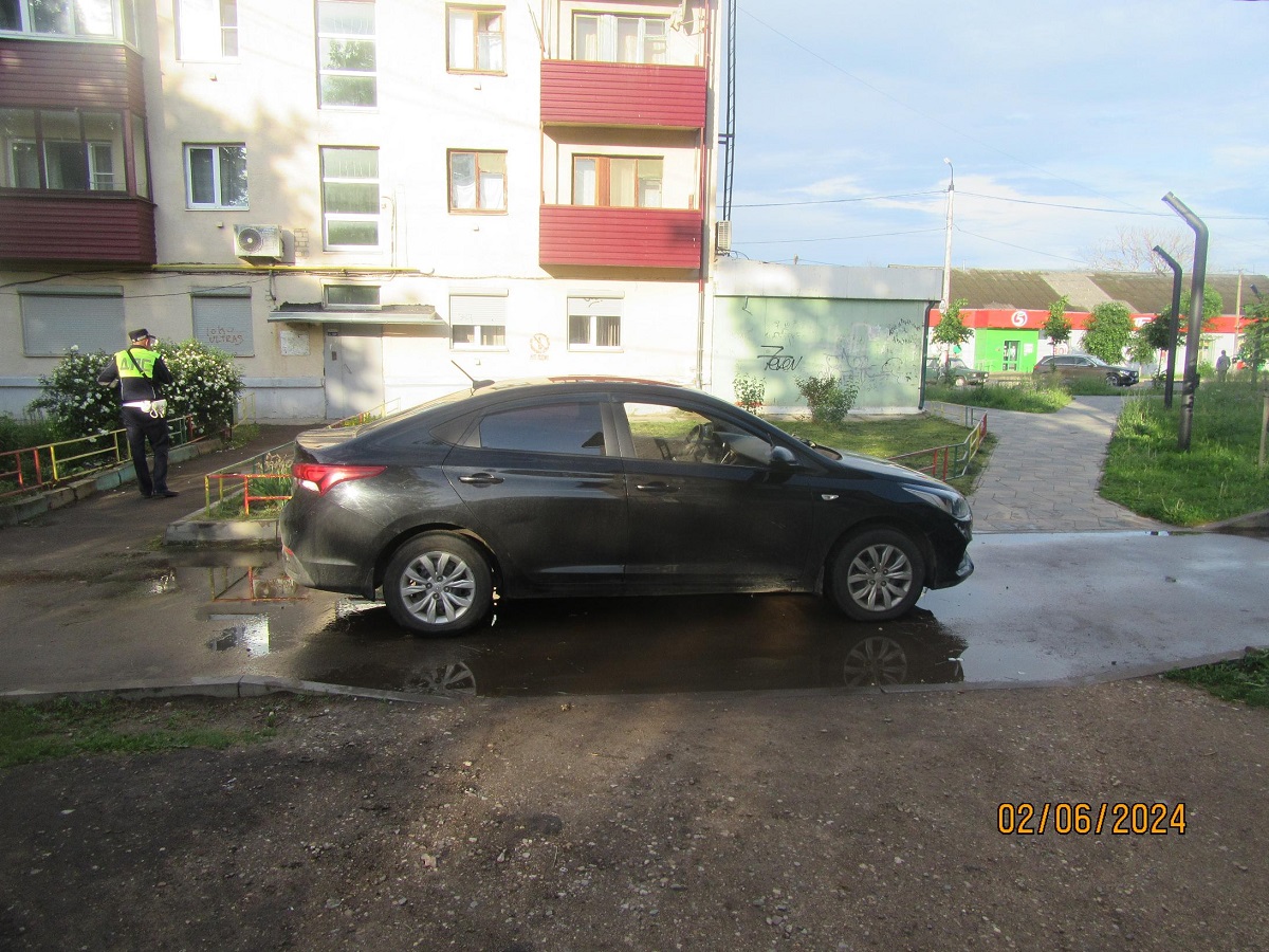 В Гагарине водитель Hyundai Solaris парковался у подъезда и сбил пенсионерку