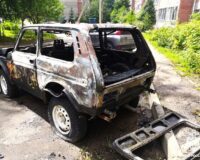 Возможен поджог: в Смоленске сгорел отечественный внедорожник
