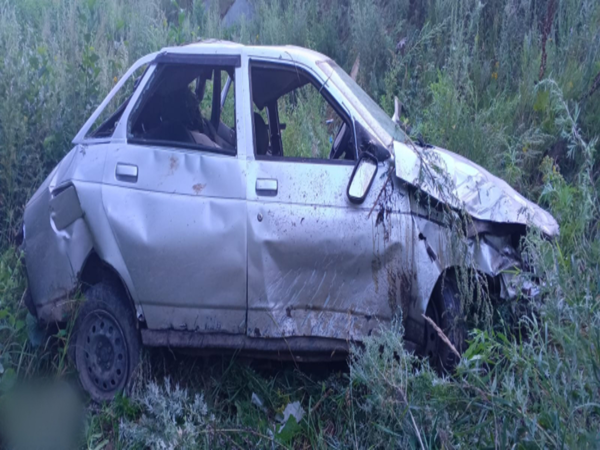 В Рязанской области в Шиловском районе легковушка съехала в кювет и опрокинулась