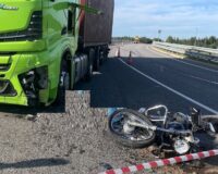 В Новгородской области при столкновении с грузовиком погибла молодая женщина-мотоциклистка